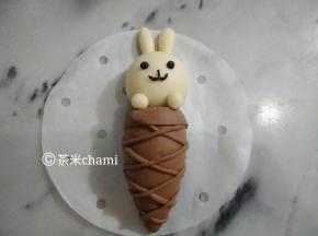 再用黑面团，搓出表情。可以随意发挥想像。
夏天室温发酵半小时，冬天烤箱30度发酵半小时，蒸十分钟。