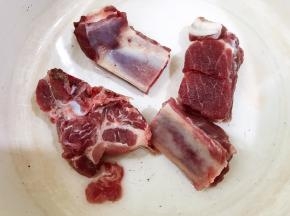 排骨洗净放入锅中