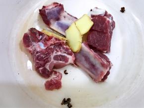 加入水和3片姜，花椒粒，料酒，把排骨焯水