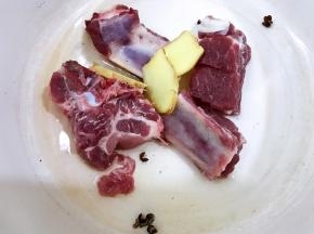 加入水和3片姜，花椒粒，料酒，把排骨焯水