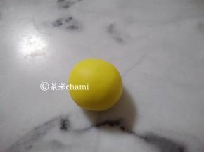 15克的黄面团，搓圆收圆，当小熊的脸。