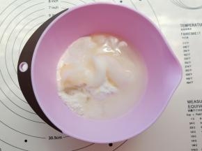 把油皮材料放入阳晨揉面盆里。