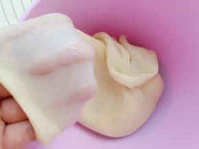 30分钟后看一下面团的状态，拉出薄而有韧性的膜。