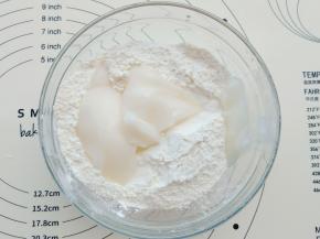 油酥材料放入碗中混合均匀，天气热可以先放冰箱冷藏一会再分份添加色素。