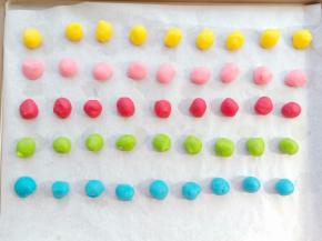 平均分成5份，每份调好色之后平均匀分成9份。由于天气热，所以先放冰箱冷藏。