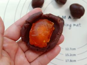 趁酥皮松弛的时间做豆沙蛋黄馅。每个取10克豆沙把一半的蛋黄包好备用。