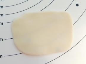 油皮醒好分成9份（20克/份），油皮分好以后用保鲜膜盖好，取一份油皮擀成一个小长方形。