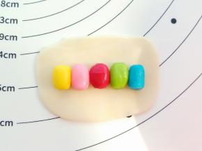 把彩色油酥整齐的摆放好。