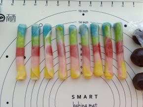 都卷好盖保鲜膜松弛15分钟。
