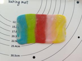 取一个松弛好的皮用擀面杖擀成长方形。