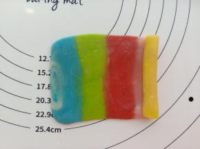 卷起来盖上保鲜膜松弛15分钟。