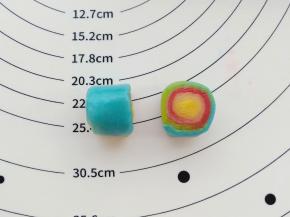 把卷好的皮从中间切开。