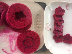 用饼干花型模具，压出一些花朵，留做表面装饰用