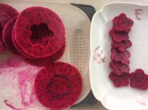 用饼干花型模具，压出一些花朵，留做表面装饰用