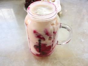 将酸奶加入到榨汁机内