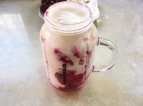 将酸奶加入到榨汁机内