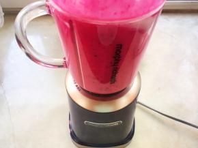 启动电源，将材料榨成果泥