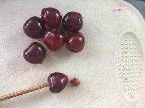 车厘子用筷子顶出内核