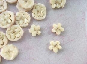 用小一点的花朵模具压出一部分花，也留着做表面装饰用，香蕉花很容易花，最好多压一些，取形状完成的用，剩下的香蕉也放入榨汁机内