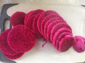 红心火龙果去皮，之后将火龙果切成0.4厘米厚度的片