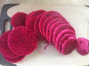 红心火龙果去皮，之后将火龙果切成0.4厘米厚度的片