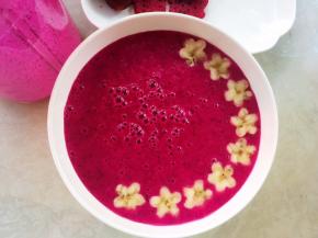 之后将果泥倒入大一点的容器内，装饰上香蕉片