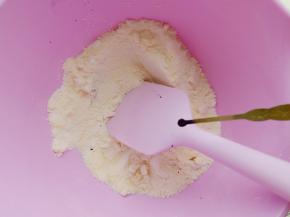 放入3小勺红色DR色粉并搅拌均匀。