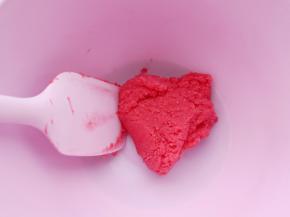 用刮刀拌匀，盖保鲜膜放一边备用。