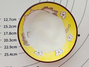 把蛋白打发材料中的细砂糖 9克与蛋白粉 1克混合均匀。