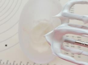 蛋白打发中的蛋清22克加入混合好的细砂糖与蛋白粉。打发至小尖角。