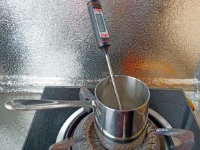 把糖水材料中的15克清水和46克细砂糖倒入小锅中小火加热至118度。