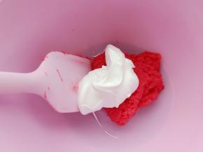 取三分之一的蛋白糊与TPT混合，第一次混合要用力压拌均匀。