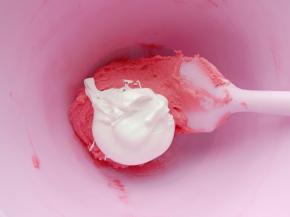 再加入三分之一蛋白糊，注意这次不要太用力，翻拌均匀即可。