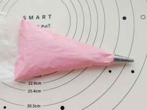 把拌好的马卡龙糊装入裱花袋里。