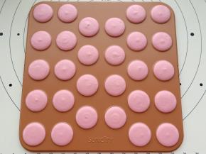 均匀的挤在阳晨马卡龙烤盘上，拿起烤盘用手在下面拍打几下震出气泡。