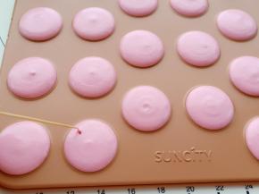 表面的小气泡用牙签戳破，挤好的马卡龙根据环境要晾30分钟左右。正好这个时候把烤箱调到160度进行预热。