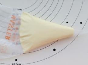 把做好的馅装进裱花袋里备用。