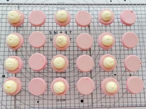 晾好的马卡龙用手指轻轻触摸不会粘手就好了，放进烤箱中层160度上下火16分钟左右即可，放凉后挤上馅就完成了。