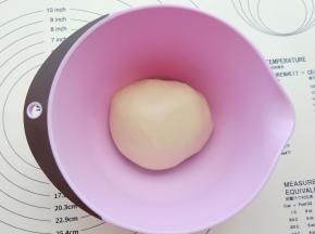 把水油皮材料放入盆里，揉成团后再面板上多揉一会。像做面包一样揉面，揉到能拉出膜放入盆里盖保鲜膜松弛30分钟。