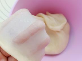 30分钟后看一下面团的状态，拉出薄而有韧性的膜。