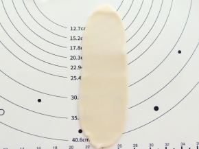 擀成牛舌形，卷起来。