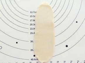 擀成牛舌形，卷起来。