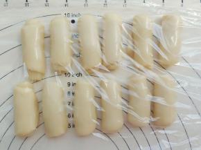 依次卷好盖保鲜膜松弛10分钟