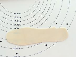 再次擀成牛舌形，卷起来