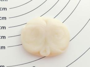像这样按扁。擀成中间厚边缘薄的记子