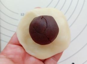 放上豆沙馅包好。