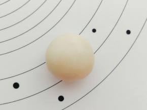 团成圆形，收口捏紧。