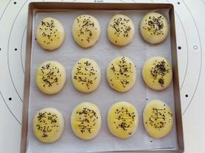 用刀在上面划三道口，刷蛋黄液，再撒上黑芝麻。烤箱180度预热后放入烤25分钟。出炉。