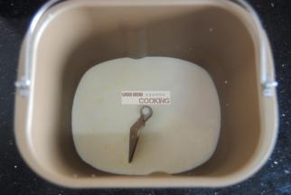 先将材料中的液体部分放入面包机桶内，天气热，淡奶油和牛奶需要冷藏过才使用