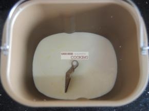 先将材料中的液体部分放入面包机桶内，天气热，淡奶油和牛奶需要冷藏过才使用